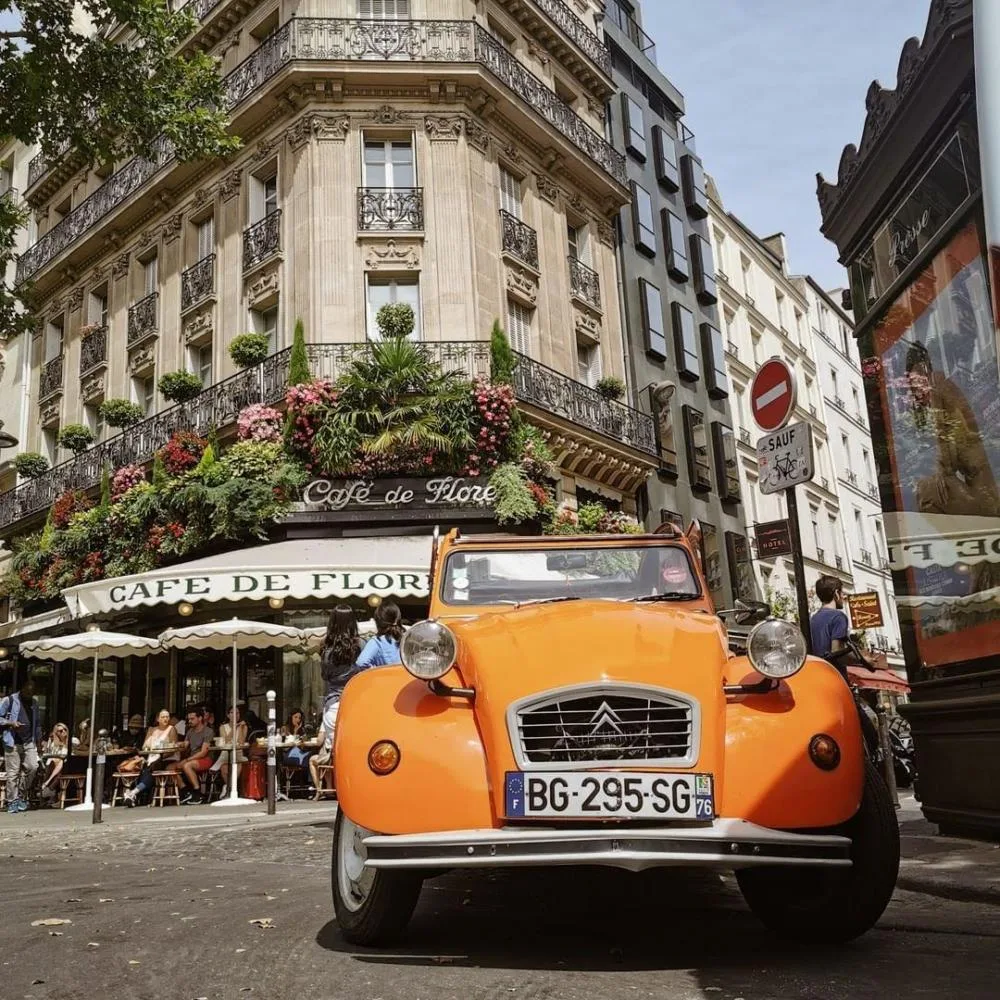 2CV-Saint-germain-des-prés Café de Flore in Saint Germain