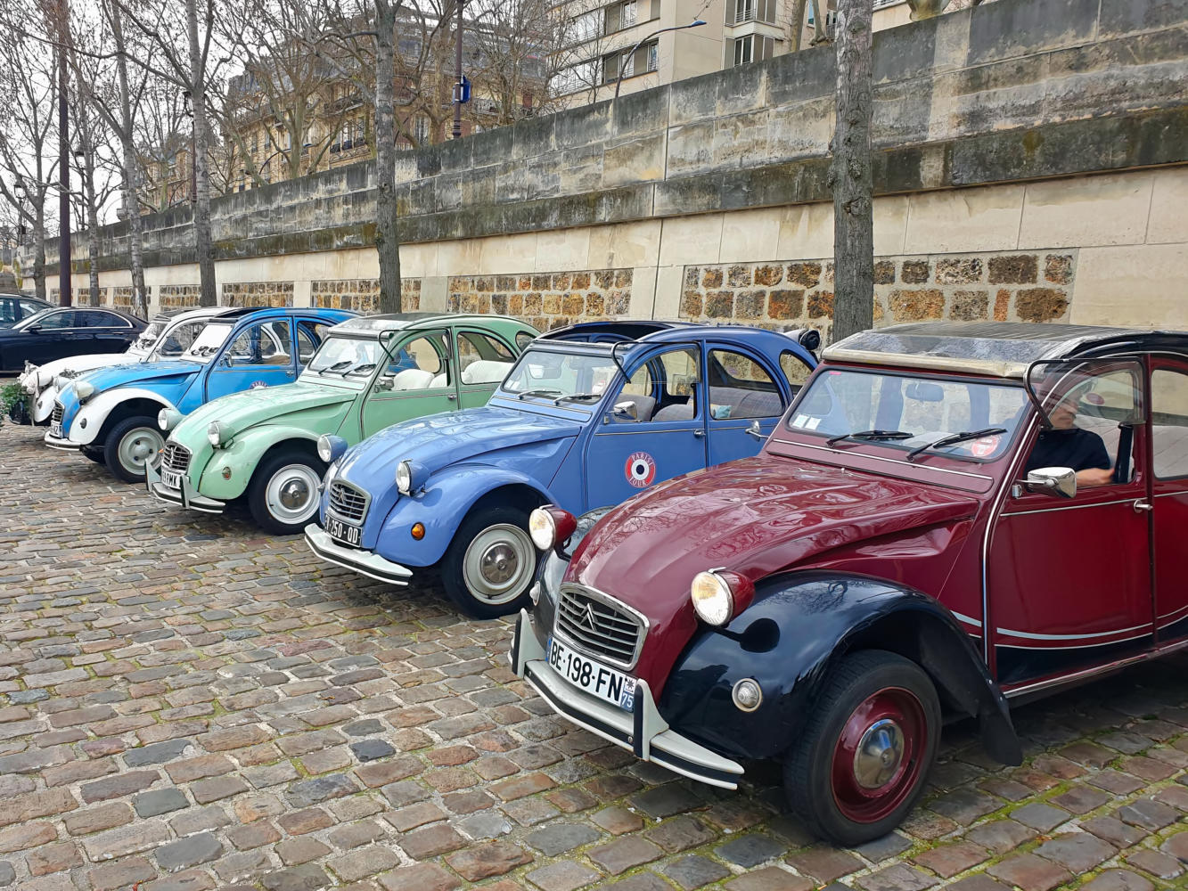 Déplacement original dans Paris en 2 CV