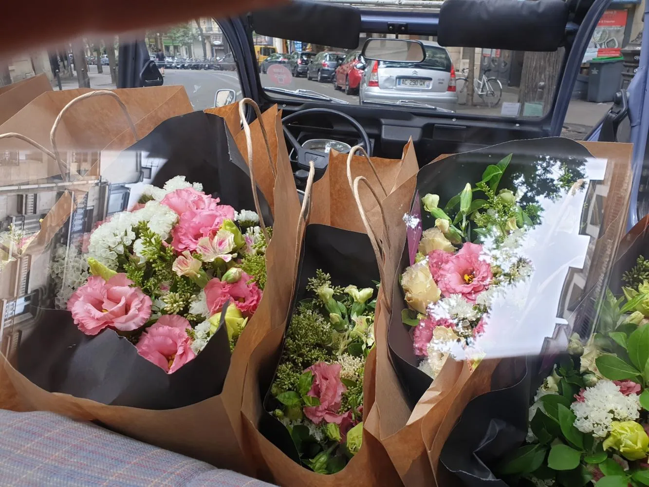 Romantic ride in Paris in a 2 CV