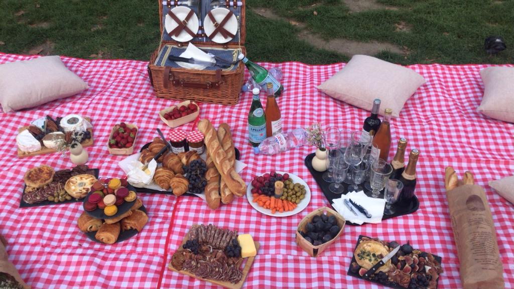 Parisian picnic at the foot of the Eiffel Tower: a foretaste of French specialities.