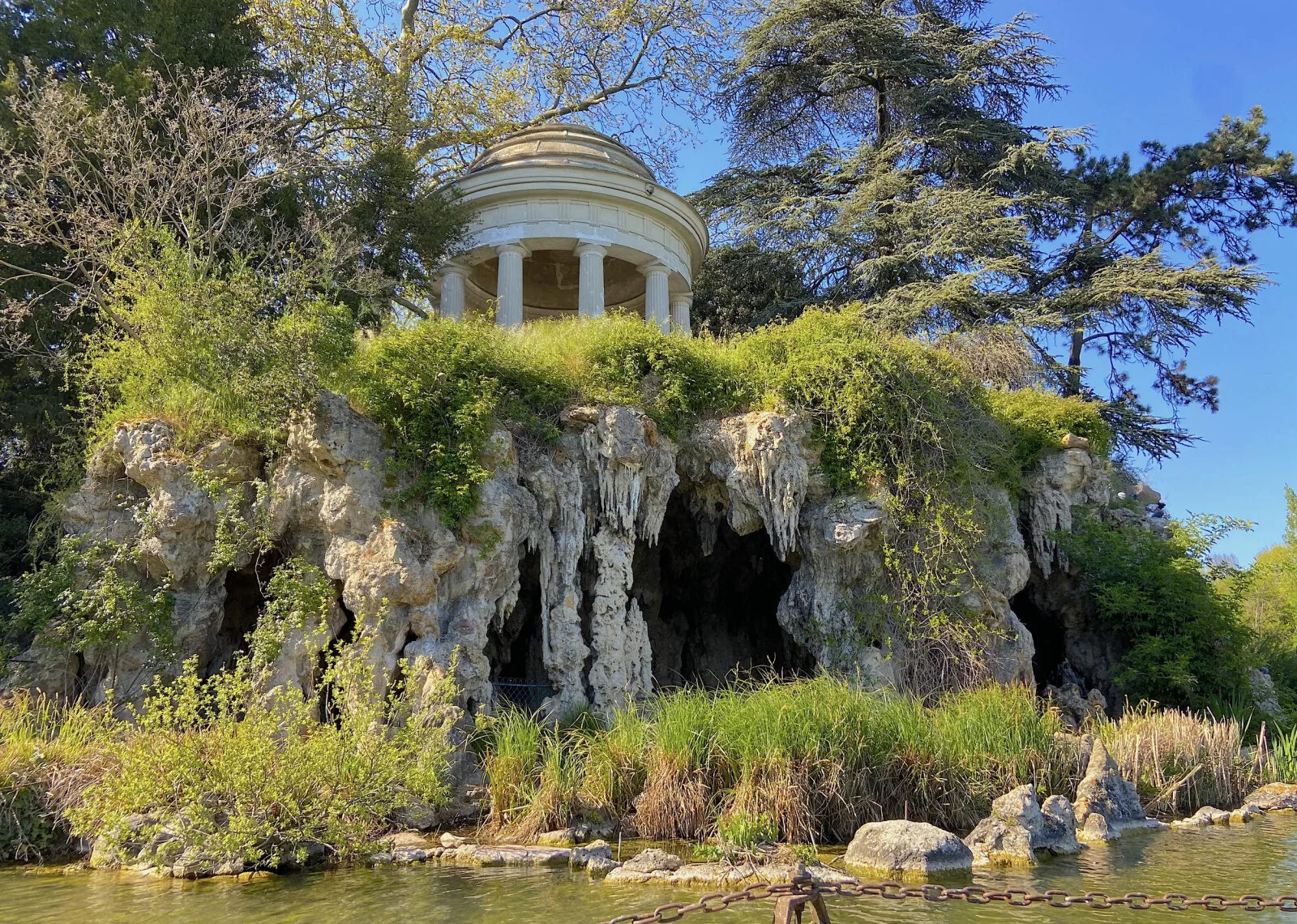 Visit the Buttes-Chaumont park: a very Parisian experience!