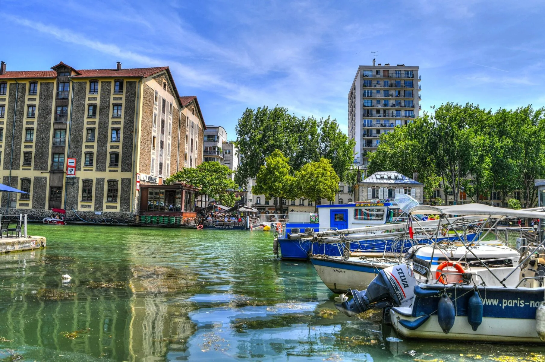 Visit the Canal Saint-Martin: Picturesque charm and secrets of the district