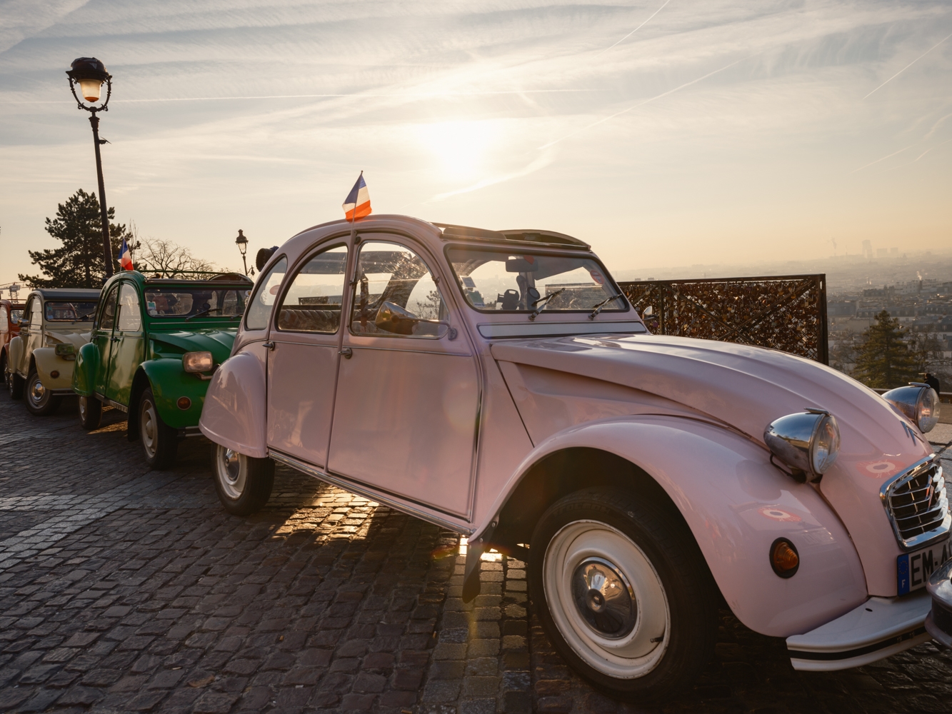 Guided tour in a 2CV: how to (re)discover Paris through the eyes of real enthusiasts