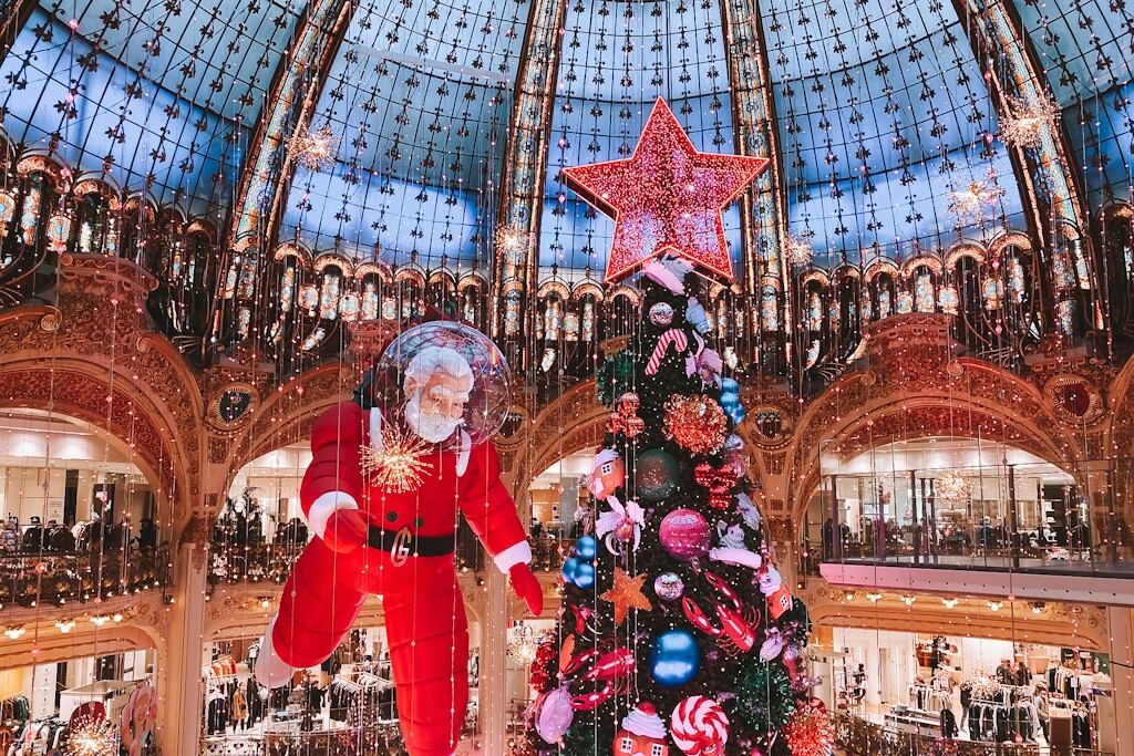 Discover the magic of Christmas in Paris